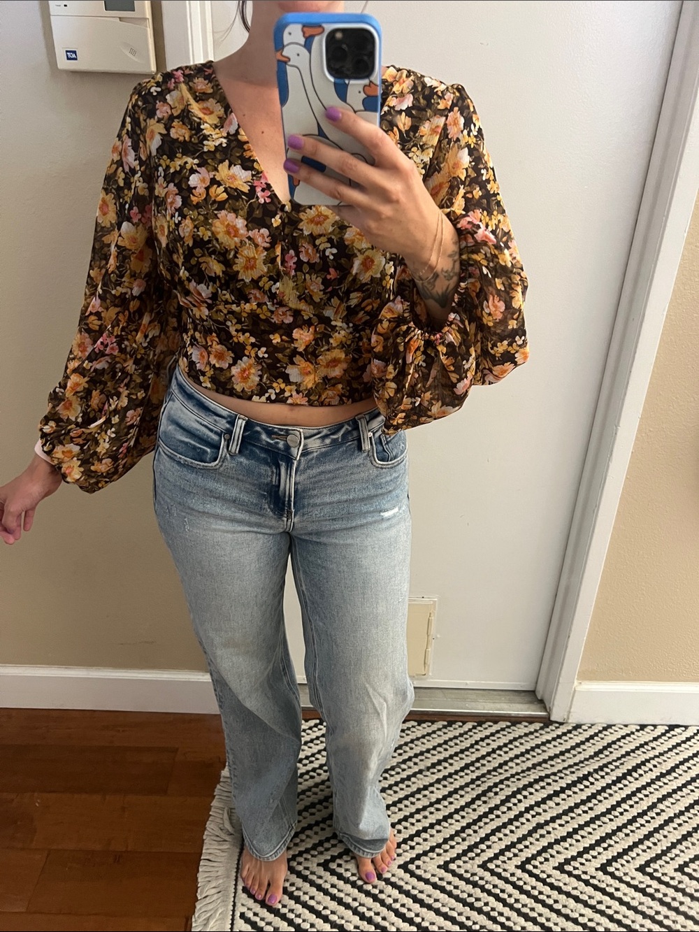 Floral Puff-Sleeve Cropped Blouse in Black and Gold